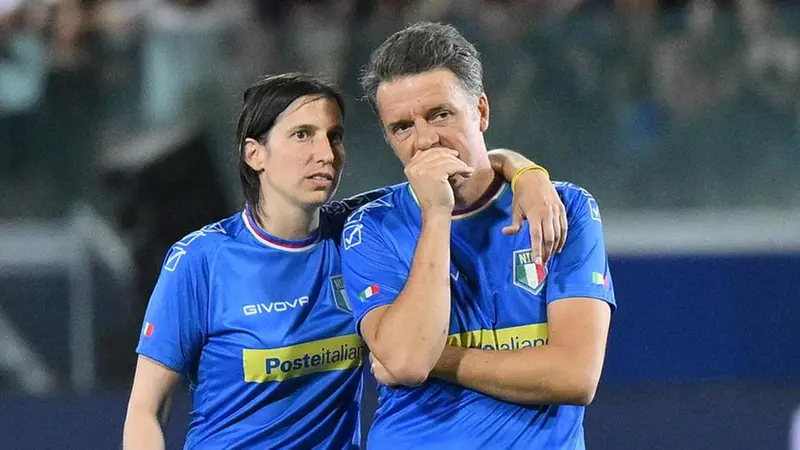 Elly Schlein e Matteo Renzi insieme alla partita del cuore - Foto Ansa © www.giornaledibrescia.it