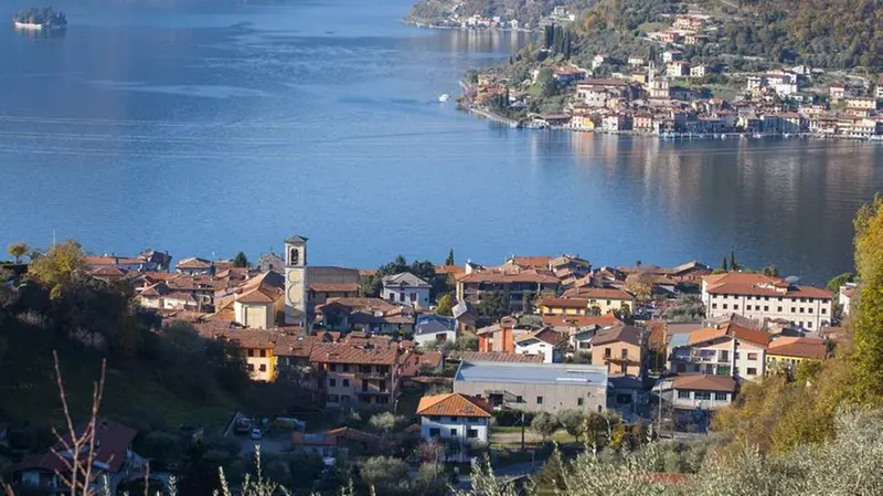 Uno scorcio di Sulzano, sullo sfondo Montisola - © www.giornaledibrescia.it