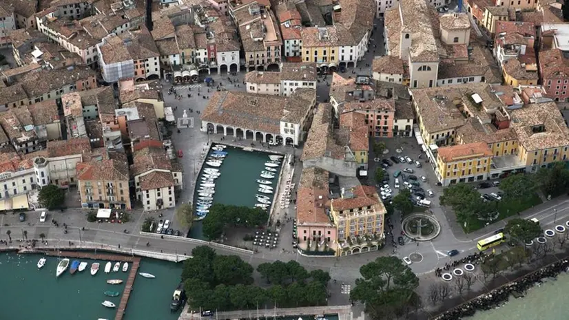 L'area del porticciolo di Desenzano vista dall'alto - © www.giornaledibrescia.it