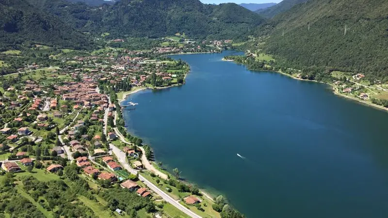 Uno scorcio mozzafiato del lago d'Idro - © www.giornaledibrescia.it