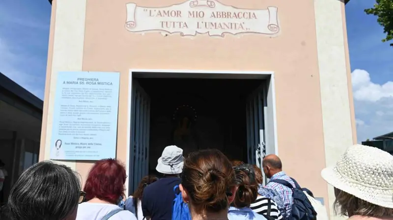 La cappella con la grande statua lignea di Rosa Mistica