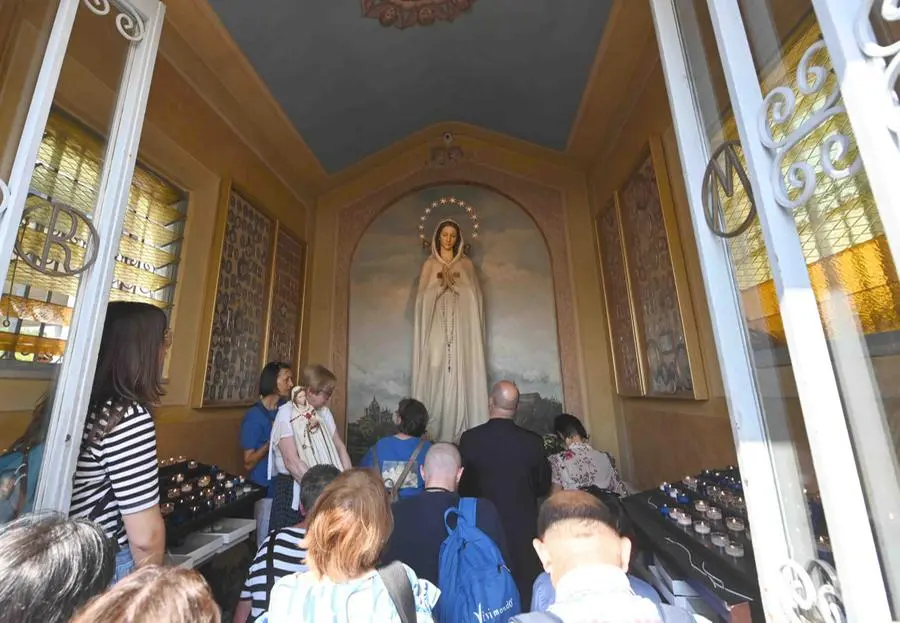 La cappella con la grande statua lignea di Rosa Mistica