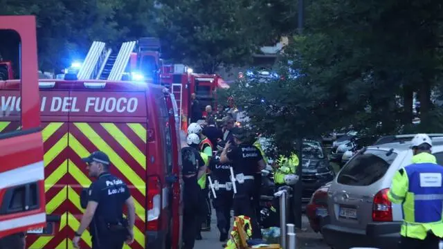 Polizia e soccorsi sul luogo dell'incendio a Milano, 14 giugno 2024. È di tre morti e tre feriti, secondo quanto riferiscono i vigili del fuoco di Milano, il bilancio di un incendio divampato oggi in una autofficina a Milano, in via Fra Galgario 8. Le vittime si trovavano all'interno di un appartamento al terzo piano dell'edificio in cui è sviluppato il rogo. ANSA/PAOLO SALMOIRAGO