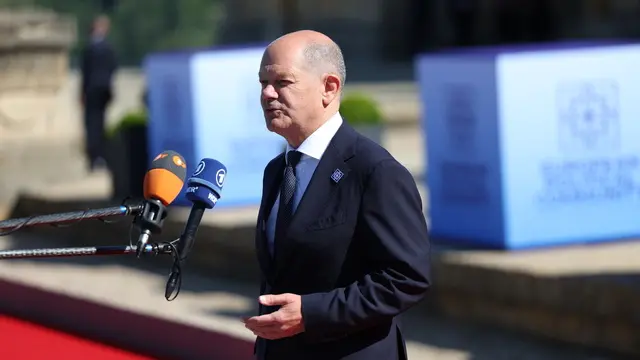 epa11485071 German Chancellor Olaf Scholz addresses the media as he arrives to attend the European Political Community (EPC) meeting at Blenheim Palace, in Woodstock, Oxfordshire, Britain, 18 July 2024. The British Prime Minister will host more than 45 European leaders at Blenheim Palace, the birthplace of Winston Churchill, for the European Political Community (EPC) summit. This is the 4th EPC meeting since the grouping was founded in October 2022. EPA/NEIL HALL