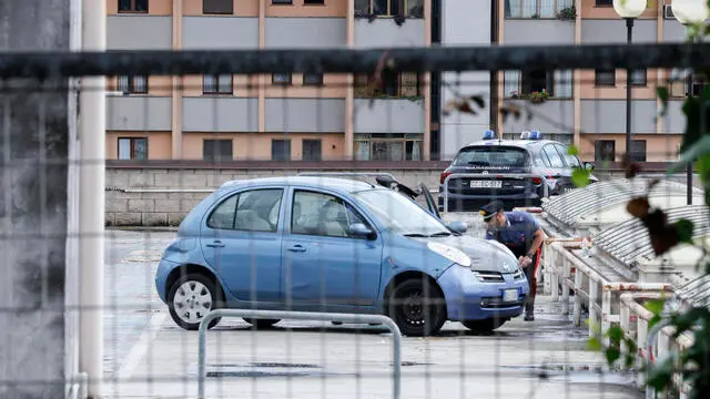 Carabinieri a lavoro nel parcheggio del Centro commerciale I Granai dove in un automobile è stato ritrovato il corpo senza vita di un uomo, Roma 13 giugno 2023. ANSA/FABIO FRUSTACI