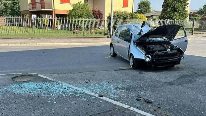 Incidente a Longhena: si ribalta con l'auto, gravissima una donna