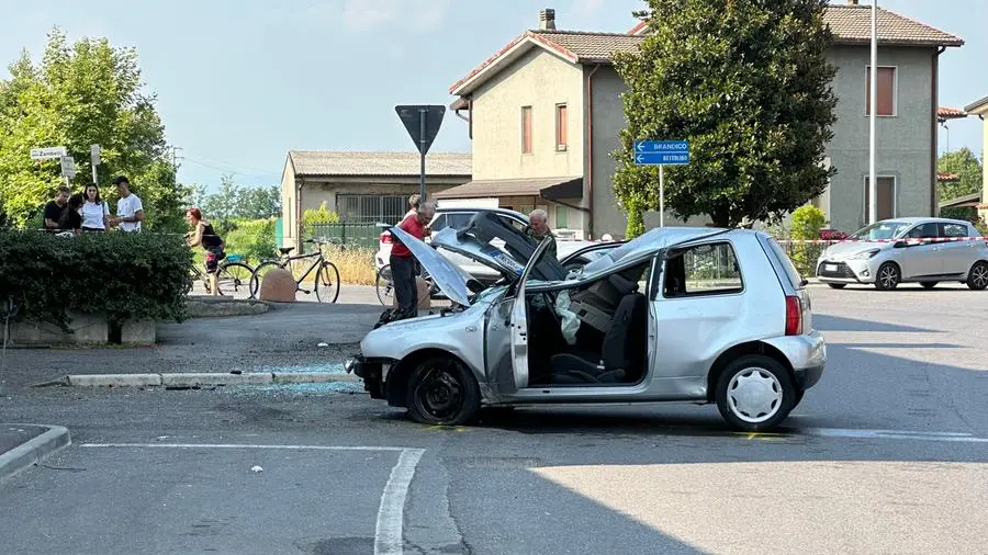 L'auto della donna si è ribaltata più volte dopo aver urtato un panettone di cemento - © www.giornaledibrescia.it