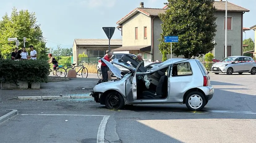 L'auto della donna si è ribaltata più volte dopo aver urtato un panettone di cemento - © www.giornaledibrescia.it