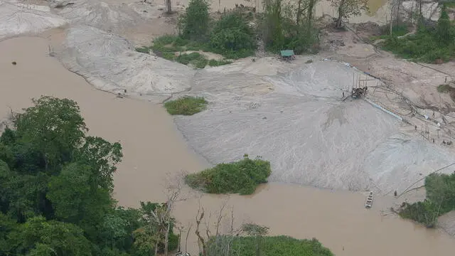 epa10461437 A handout picture provided on 11 February 2023 by the Indigenous People Ministry shows an aerial view over an illegal mining site in the Yanomami lands where the Moxihatetea community was identified, in the Amazonas near Roraima, Brazil, 10 February 2023. The Brazilian Task Force overflew the Yanomami lands and recognized an isolated community just 15 kilometers away from a site where illegal mining is practiced. EPA/LEO OTERO INDIGENOUS PEOPLE MINISTRY HANDOUT BEST QUALITY AVAILABLE HANDOUT EDITORIAL USE ONLY/NO SALES