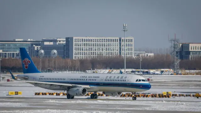 epa11033483 A China Southern Airlines prepares for take off at Beijing Daxing International Airport in Beijing China, 17 December 2023. China's meteorological authorities on 16 December issued a low-temperature warning that forecasted a cold wave across China that will last until 19 December. EPA/MARK R. CRISTINO