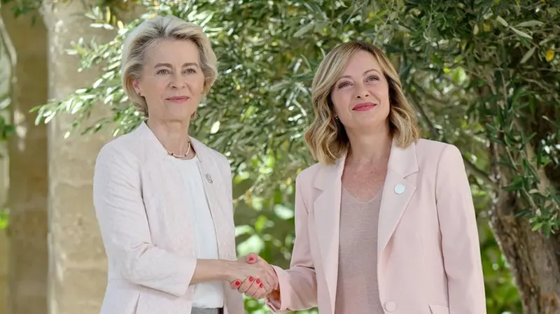 La stretta di mano tra Ursula von der Leyen e Giorgia Meloni al G7 in Puglia - Foto Ansa/Ettore Ferrari © www.giornaledibrescia.it