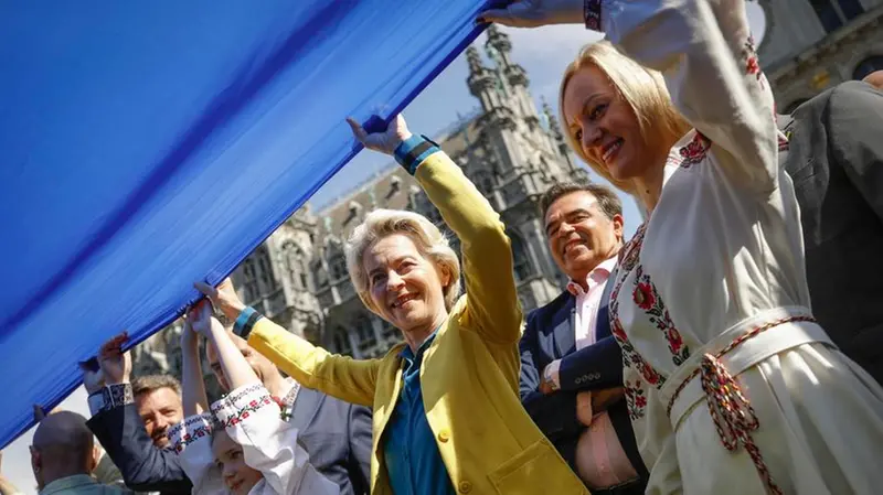 Ursula von der Leyen festeggia il Giorno dell'indipendenza Ucraina a Bruxelles nell'agosto del 2022 - Foto Epa/Olivier Hoslet © www.giornaledibrescia.it