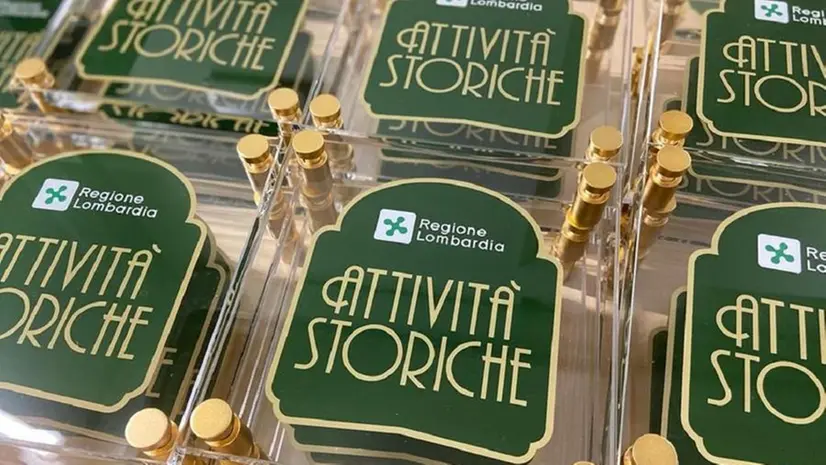 Le targhe di Regione Lombardia che comprovano lo status di Attività storica - Foto tratta da regione.lombardia.it