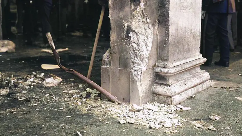 Strage di piazza della Loggia, una foto d'archivio colorata con l'AI - © www.giornaledibrescia.it