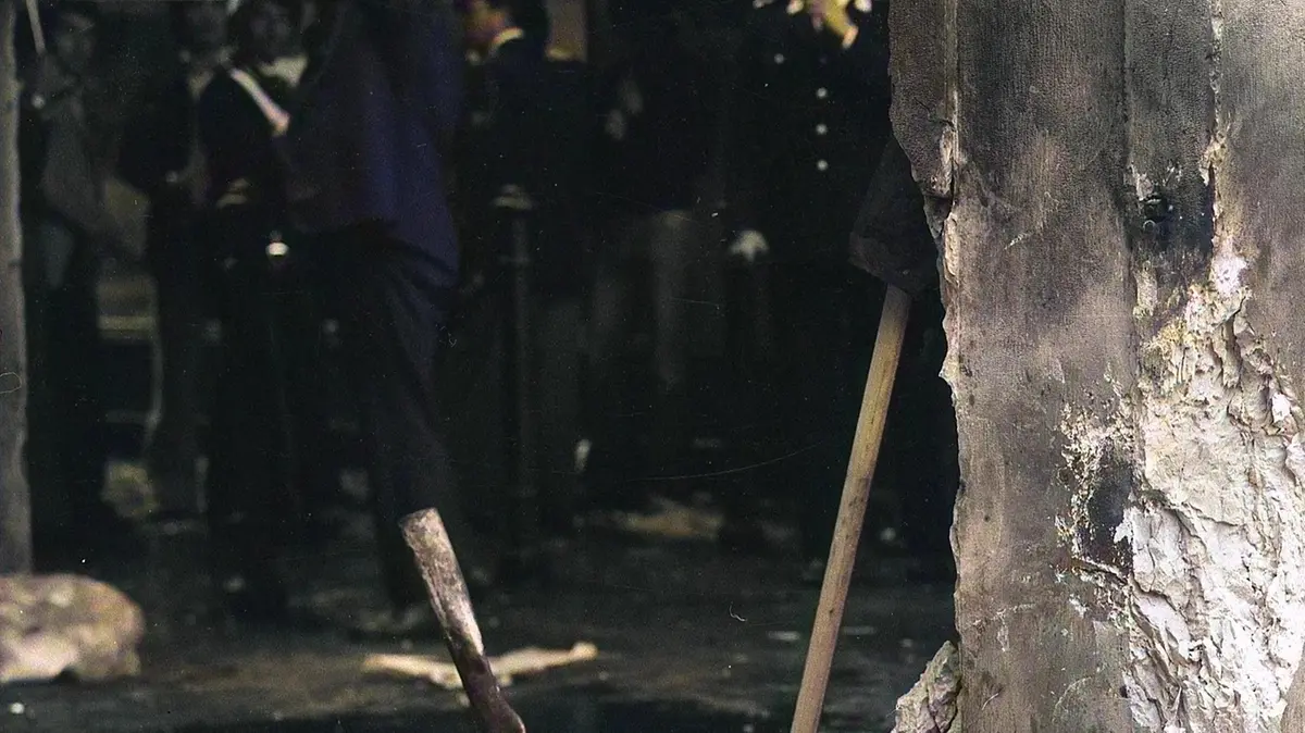 28 maggio 1974. L’effetto della bomba sulla colonna in piazza Loggia