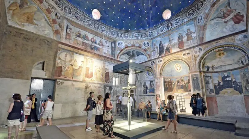 L'interno della chiesa di Santa Maria in Solario con, al centro, la teca contenente la Croce di Desiderio - © www.giornaledibrescia.it