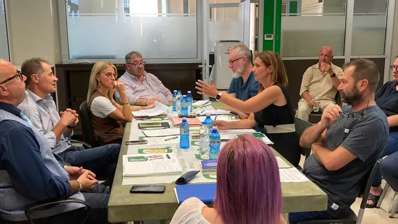 Da sinistra, Alessandro Tacconi (Cia), Giovanni Garbelli (Confagricoltura), Laura Facchetti (Coldiretti); Enrico Nozza Bielli (Flai Cgil); Rossella Gazzaretti (Fai Cisl) e Michele Saleri (Uila Uil) -  © www.giornaledibrescia.it