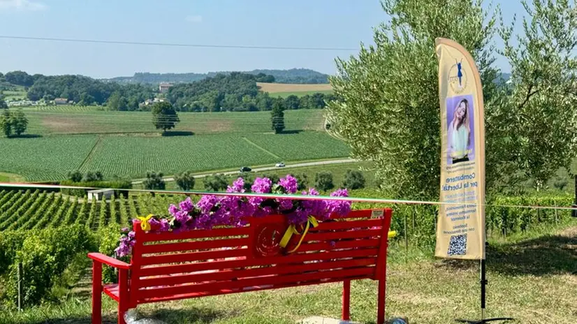 Inaugurata la panchina rossa in ricordo di Yana