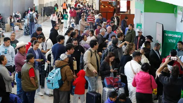 epa11488188 Travelers line up at the Mexico City International Airport, Mexico, 19 July 2024. After the failure of Microsoft systems globally, hundreds of flights in Mexico were delayed and even canceled, with greater incidents on international flights, while some banks reported incidents of operations in branches. Companies and institutions around the world have been affected on 19 July by a major computer outage in systems running Microsoft Windows linked to a faulty CrowdStrike cyber-security software update. According to CrowdStrike’s CEO, the issue has been identified, isolated and a fix has been deployed. EPA/MARIO GUZMAN