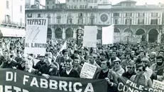 Una manifestazione dei lavoratori in piazza della Loggia nel 1983 © www.giornaledibrescia.it