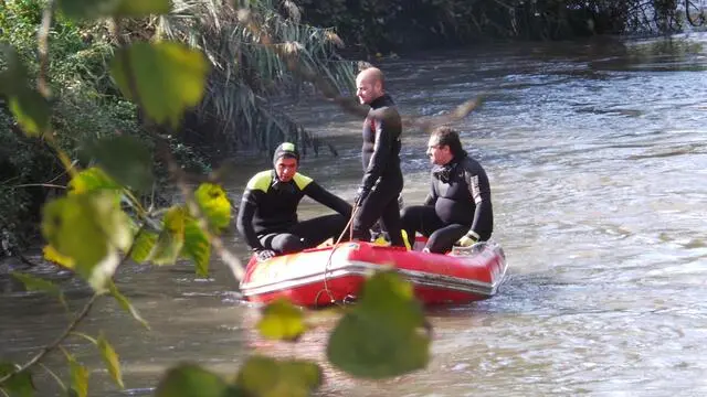 La squadra di sub dei vigili del fuoco giunta da Roma, dotata di un sonar subacqueo, per ripercorrere il letto del fiume Sarno in cui si cercano madre e figlia inghiottite dalle acque insieme con l'auto coinvolta ieri in un incidente a Pompei (Napoli), 22 novembre 2013. ANSA/ CESARE ABBATE