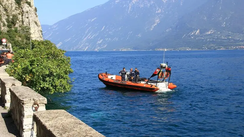 Le operazioni di recupero nel lago