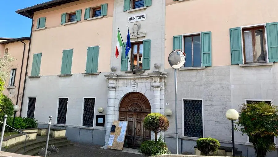 Il municipio di San Felice del Benaco © www.giornaledibrescia.it