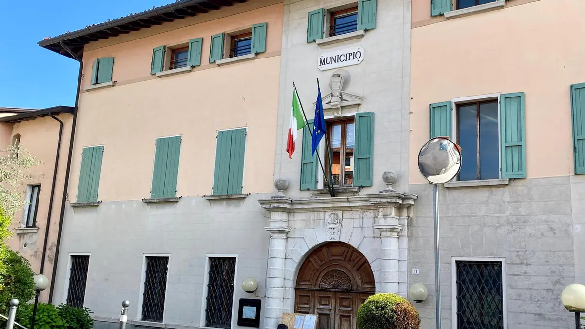 Il municipio di San Felice del Benaco © www.giornaledibrescia.it