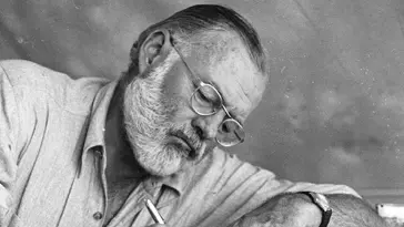 Lo scrittore Ernest Hemingway