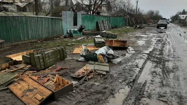 Le casse di legno vuote da cui i militari russi hanno preso le armi ad Andriivka