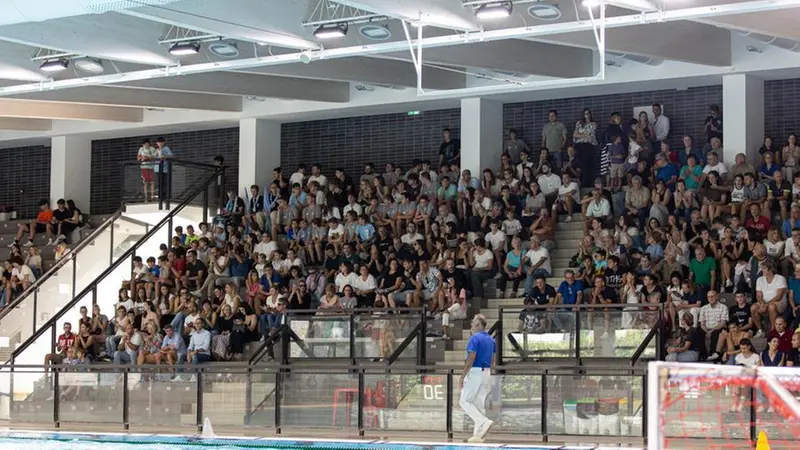 Gli spalti della piscina affollati per Brescia-Salerno del 2023 - Foto New Reporter Scaroni © www.giornaledibrescia.it