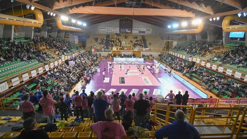 Il pubblico del PalaGeorge per un Millenium Brescia-Pomì Casalmaggiore del 2019 Foto New Reporter Paletti © www.giornaledibrescia.it