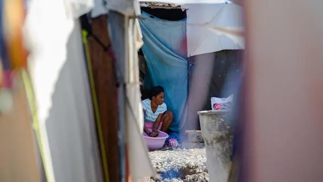 epa11469577 A woman washes clothes in the Rex Theater, which has become a refugee from violence, in Port-Au-Prince, Haiti, 09 July 2024. The action of gangs has affected the public health conditions in Haiti due the looting of hospitals, pharmacies and containers with medicines and supplies. Also, affecting the situation is the limited functioning of laboratories producing medicines, and the massive exodus of health professionals and kidnapping of medical personel. EPA/Mentor David Lorens