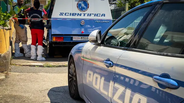E' giallo sulla morte di un uomo di 79 anni il cui cadavere segnato da una ferita al capo, è stato ritrovato la scorsa notte in un vialetto all'interno di un parco a Giugliano (Napoli). Sul posto, in via Staffetta, erano circa le 2, sono giunte una volante del locale commissariato di polizia e un'ambulanza del 118, ma per l'uomo non c'era già più niente da fare e i medici non hanno potuto fare altro che constatarne l'avvenuto decesso. Si indaga sulla vita privata dell'uomo che non ha precedenti penali. Napoli 17 Luglio 2024. ANSA/CESARE ABBATE/