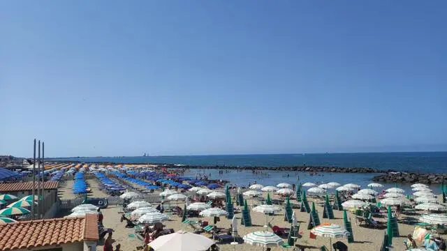 Una spiaggia sul litorale romano piena di bagnanti a Fiumicino 21 luglio 2024. ANSA/TELENEWS