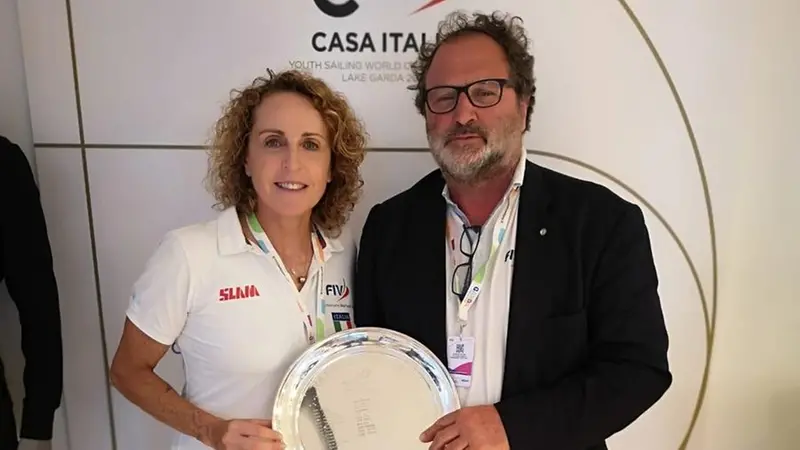 Il Dt Alessandra Sensini e Domenico Foschini a Casa-Italia con il Nation’s Trophy - © www.giornaledibrescia.it