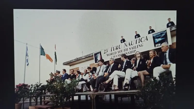 La tribuna d’onore ai mondiali giovanili del 1993 a Gargnano, il primo a destra il giudice internazionale Cesare Quaggiotti - © www.giornaledibrescia.it
