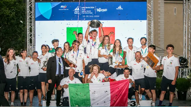 Tutto il team sul palco per festeggiare con il presidente Fiv Francesco Ettorre la vittoria del Nation’s Trophy - © www.giornaledibrescia.it