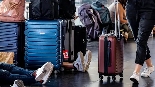 Passeggeri nella stazione Termini durante lo sciopero dei treni, Roma, 7 luglio 2024. ANSA/FABIO FRUSTACI