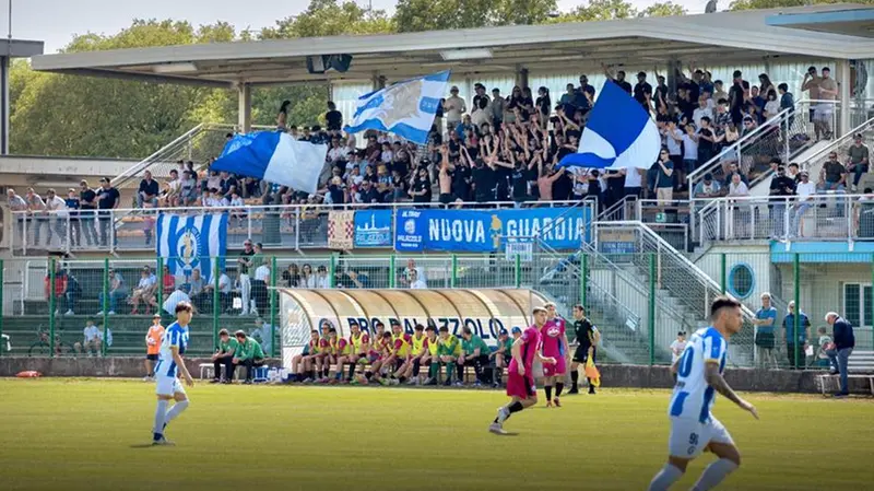La tribuna dello stadio di Palazzolo durante il derby con il Desenzano della stagione 2023/'24 - Foto Facebook/Fc Pro Palazzolo