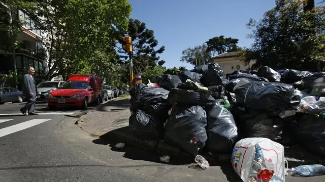 epa02401884 Several bags of trash are seen in a street of Buenos Aires, Argentina, 19 October 2010. A strike in the garbage dumps that left tons of trash in the streets, finished on 19 October 2010. The crisis affected at least 14 million people. EPA/LEO LA VALLE