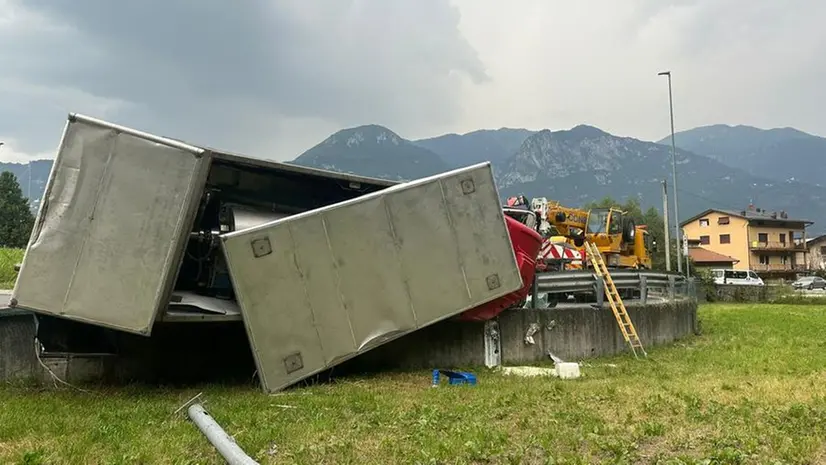 Il camion ribaltato a Pisogne