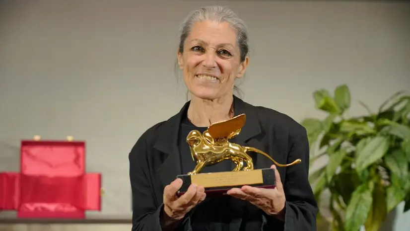La coreografa bresciana Cristina Caprioli stringe il Leone d'Oro
