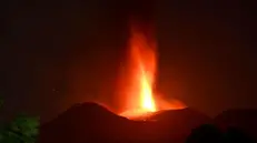 L'attività del cratere Voragine dell'Etna, ripresa nella tarda serata di ieri e durata tutta la notte scorsa, con una colonna eruttiva alta circa 6000 m s.l.m. e abbondante ricaduta di cenere vulcanica. ANSA/Orietta Scardino