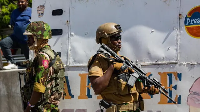 epa11484534 A Kenyan police officer stands guard in the center of Port-Au-Prince, Haiti, 17 July 2024. Kenyan and Haitian police faced off with several members of armed gangs in the center of Port-Au-Prince, the first confrontation since the Kenyan officer's arrival to the country the last month. EPA/Mentor David Lorens