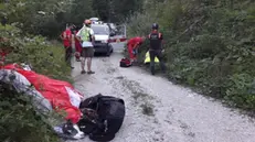 Precipitano con parapendio in Friuli, salvati due turisti UDINE (ANSA) - UDINE, 31 LUG - Due cittadini stranieri, che con il parapendio sorvolavano le Alpi in Friuli, sono precipitati nel pomeriggio in due distinti incidenti avvenuti entrambi nella nella zona di Taipana (Udine). Entrambi sono rimasti feriti e sono stati portati in ospedale, a Udine. Non sono in pericolo di vita. Un polacco - M. B., di 36 anni - durante il volo ha calcolato male la quota del percorso e si è trovato troppo in basso rispetto al punto in cui voleva atterrare. Dopo aver urtato degli alberi è precipitato nei pressi di una strada interpoderale a quota 820 metri, sopra l'abitato di Montemaggiore, alle pendici del Gran Monte. E' stato soccorso dal CNSAS di Udine e dalla Guardia di Finanza di Tolmezzo (Udine). L'altro turista - un olandese di 56 anni - era partito con il suo parapendio dalla Slovenia ed è precipitato in località Campo De Bonis, durante una manovra che aveva avviato per evitare alcuni alberi. È finito a terra in una zona di prato.