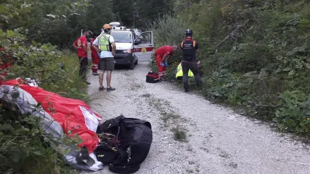 Precipitano con parapendio in Friuli, salvati due turisti UDINE (ANSA) - UDINE, 31 LUG - Due cittadini stranieri, che con il parapendio sorvolavano le Alpi in Friuli, sono precipitati nel pomeriggio in due distinti incidenti avvenuti entrambi nella nella zona di Taipana (Udine). Entrambi sono rimasti feriti e sono stati portati in ospedale, a Udine. Non sono in pericolo di vita. Un polacco - M. B., di 36 anni - durante il volo ha calcolato male la quota del percorso e si è trovato troppo in basso rispetto al punto in cui voleva atterrare. Dopo aver urtato degli alberi è precipitato nei pressi di una strada interpoderale a quota 820 metri, sopra l'abitato di Montemaggiore, alle pendici del Gran Monte. E' stato soccorso dal CNSAS di Udine e dalla Guardia di Finanza di Tolmezzo (Udine). L'altro turista - un olandese di 56 anni - era partito con il suo parapendio dalla Slovenia ed è precipitato in località Campo De Bonis, durante una manovra che aveva avviato per evitare alcuni alberi. È finito a terra in una zona di prato.