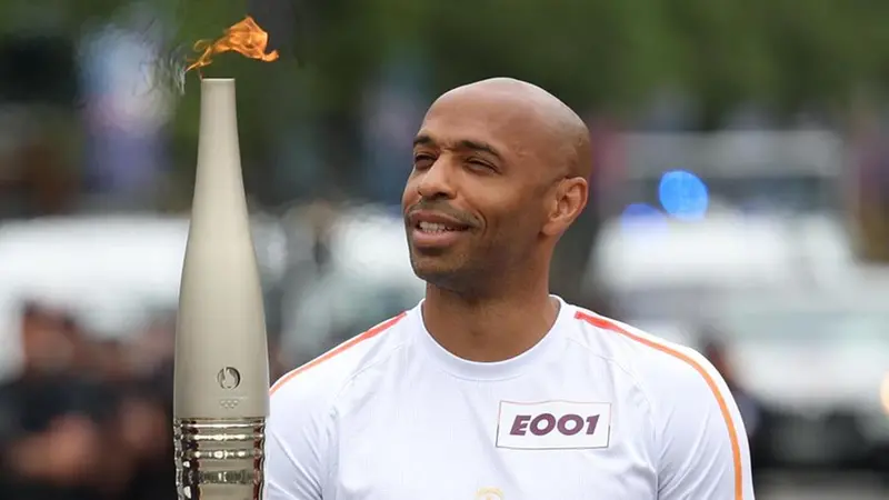 Il ct della Francia Henry con la torcia olimpica - Foto Epa/Julien Mattia © www.giornaledibrescia.it