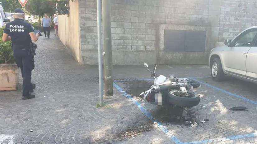 La moto coinvolta nell'incidente in viale Landi a Salò