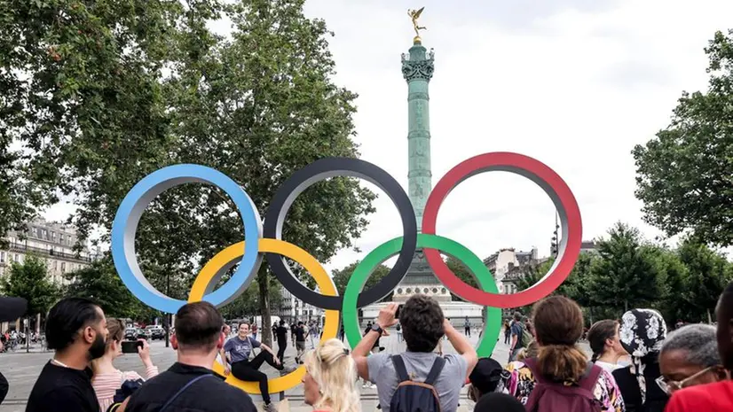 Il logo olimpico alla Place de la Bastille a Parigi - Foto Epa/Teresa Suarez © www.giornaledibrescia.it